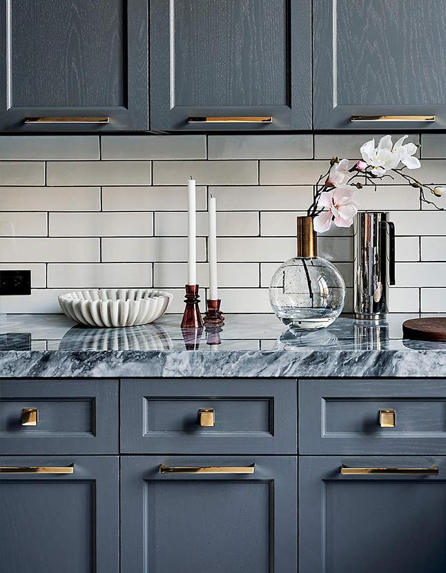 Cabinet knobs top