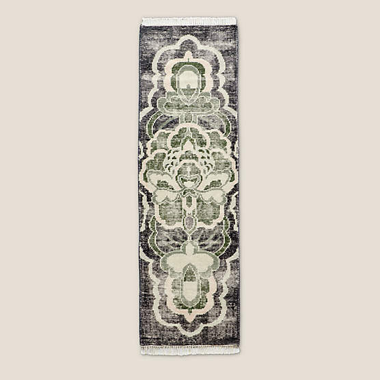 Allure Hand-Knotted Green Floral Wool Runner Rug 2.5'x8'