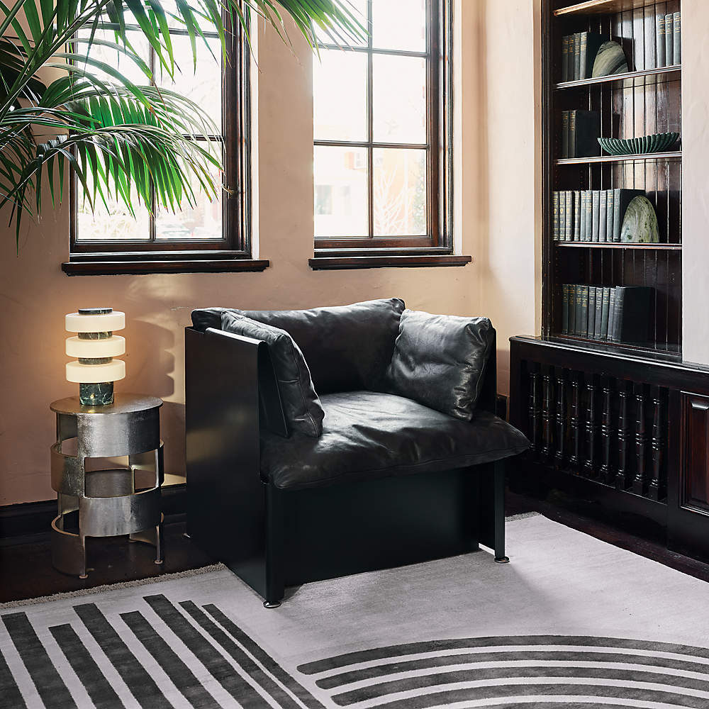 Black leather chairs living room outlet