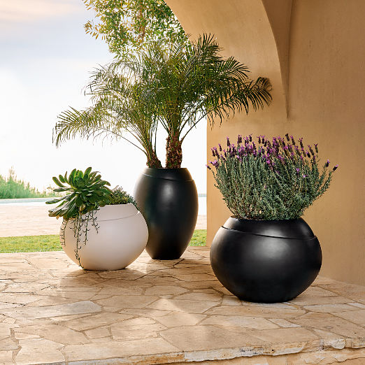 Ortice Round Black Resin Indoor/Outdoor Large Planter 17"H