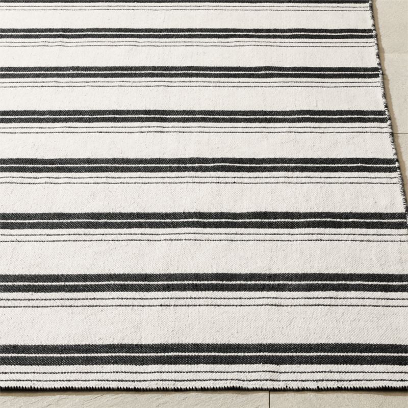 Calyx Black and White Reversible Indoor/Outdoor Performance Area Rug 8'x10' - image 2 of 5