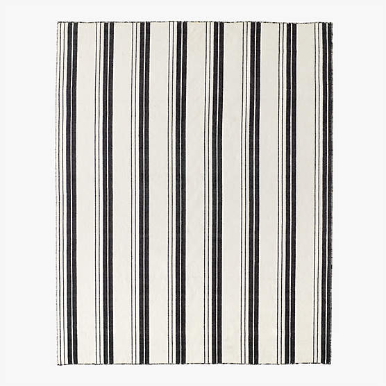 Calyx Black and White Reversible Indoor/Outdoor Performance Area Rug 8'x10'