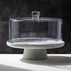 Cake dish with clearance lid