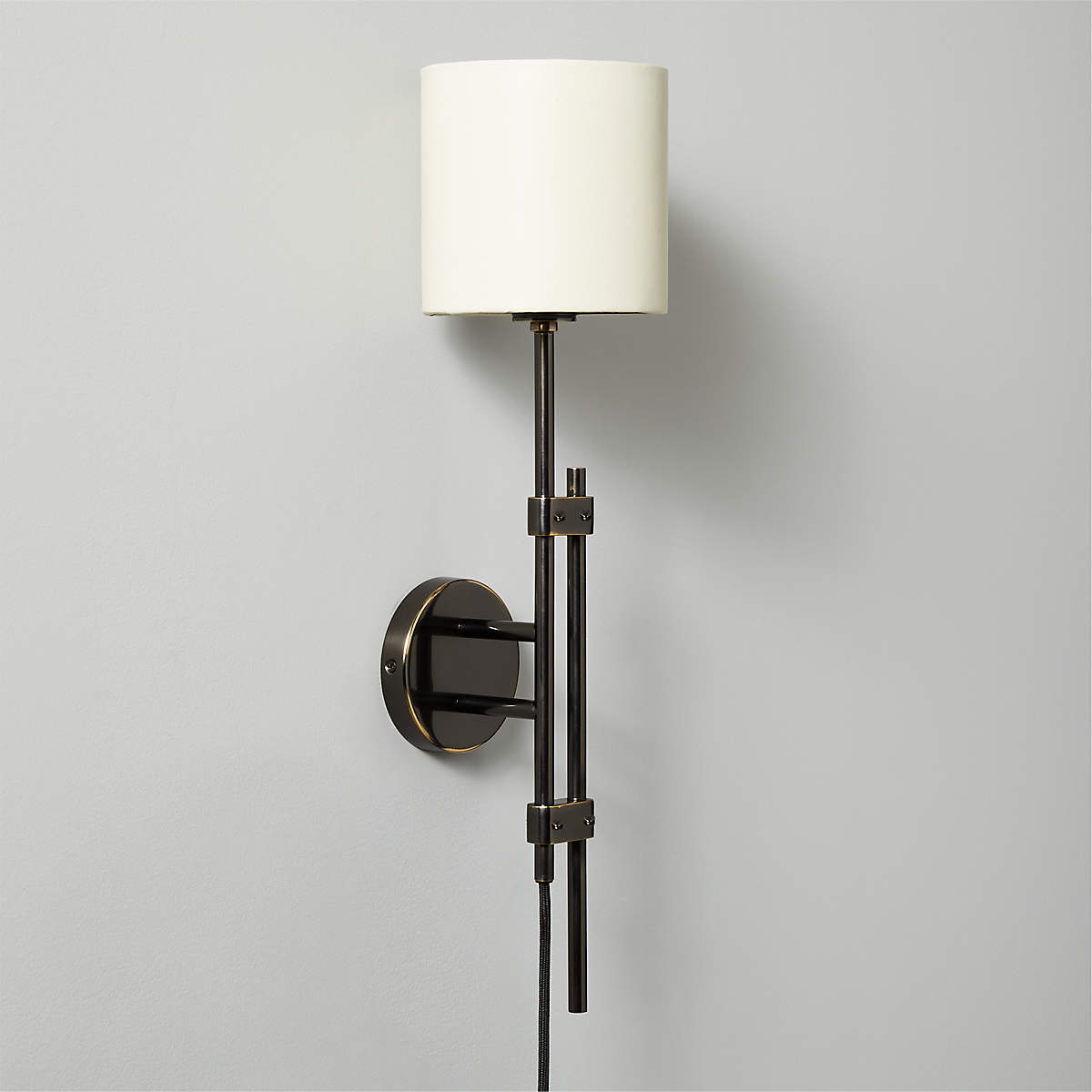 Soporte Blackened Brass PlugIn Wall Sconce + Reviews CB2 Canada